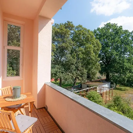 Lägenhet Cozy With Cinema & Balcony